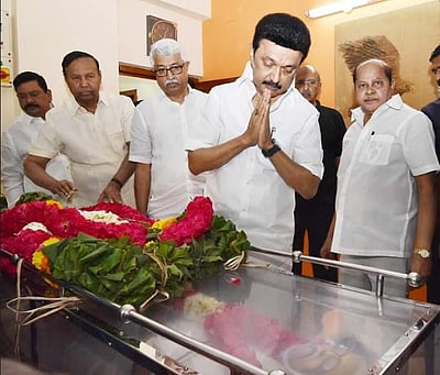 பேராசிரியர் அன்பழகனின் சகோதரர் மணிவண்ணன் மறைவு: முதல்வர் நேரில் அஞ்சலி