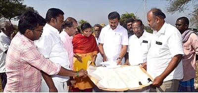 தீரன் சின்னமலை படைத்தளபதி மாவீரர் பொல்லானுக்கு சிலை: அமைச்சர் மு.பெ.சாமிநாதன் ஆய்வு