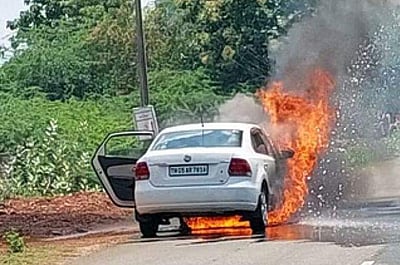 கேரளத்தில் சோகம்: கார் தீப்பற்றி எரிந்ததில் கணவர் , கர்ப்பிணி மனைவி பலி