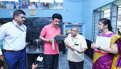 காலை சிற்றுண்டி: திடீர் ஆய்வு செய்த முதல்வர் அதிகாரிகளுக்கு சொன்ன அறிவுரை