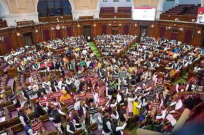 உ.பி. பேரவையில் பரபரப்பு! ஆளுநருக்கு எதிராக எதிர்க்கட்சி எம்எல்ஏக்கள் கோஷம்