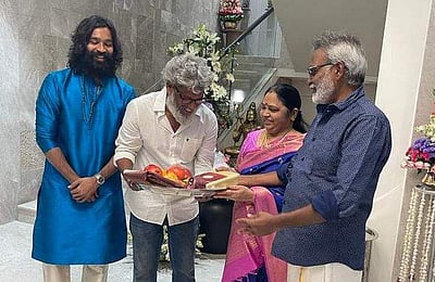 அரண்மனை போல் பிரம்மாண்ட வீடு: பெற்றோருக்கு பரிசளித்த தனுஷ்!