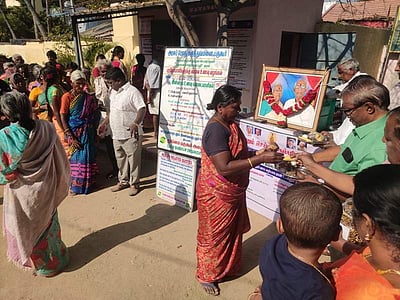நோயாளிகளுக்கு 500 நாள்களாக  உணவு வழங்கும் தன்னார்வலர்கள்