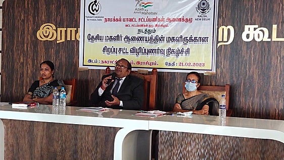 இருட்டறையில் ஒளிவிளக்காக...