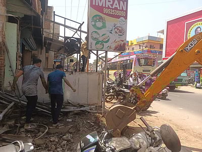 கம்பம் பிரதான சாலையில் ஆக்கிரமிப்புகள் அகற்றம்