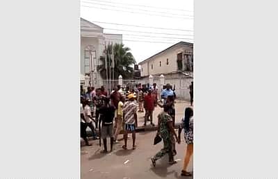 நைஜீரியாவில் பணமதிப்பிழப்பு நடவடிக்கை; போராட்டக்களமாகும் வங்கிகள்