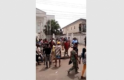 நைஜீரியாவில் பணமதிப்பிழப்பு நடவடிக்கை; போராட்டக்களமாகும் வங்கிகள்