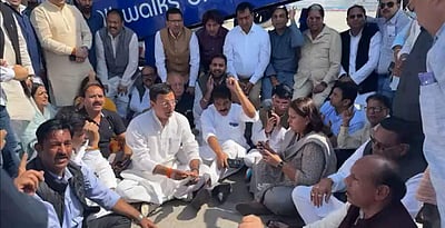 விமானம் முன்பு அமர்ந்து காங்கிரஸ் தலைவர்கள் போராட்டம்!