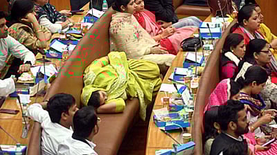 இரவு முழுவதும் தொடர்ந்த அமளி: தில்லி மாநகராட்சிக் கூட்டம் நாளைவரை ஒத்திவைப்பு