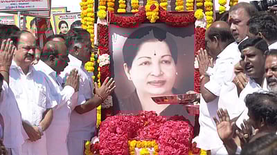 ஜெயலலிதா சிலைக்கு ஓபிஎஸ் மரியாதை!