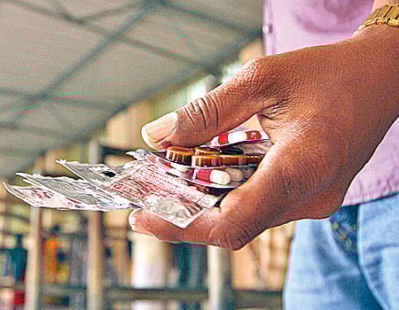 மாத்திரையை அலுமினிய உறையோடு விழுங்கிய முதியவர்: மாற்றி யோசித்த மருத்துவர்கள்