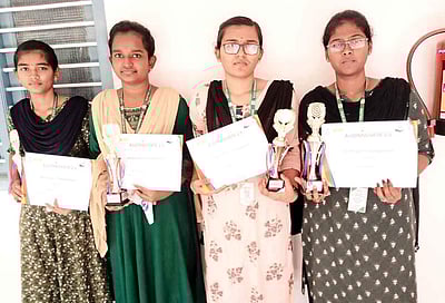 சாதனை மாணவிகள்!