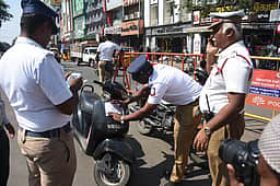 பல்லடத்தில் போக்குவரத்து விதிகளை மீறிய 376 பேரின் ஓட்டுநா் உரிமம் ரத்து