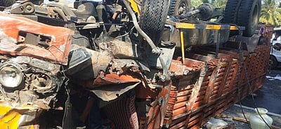 லாரிகள் நேருக்கு நேர் மோதி 5 பேர் பலி