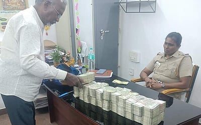 தங்க நகை வியாபாரியிடம் கட்டுக்கட்டாக பணம்...ரூ. 62 இலட்சம்  பறிமுதல் செய்து காவல்துறை விசாரணை!