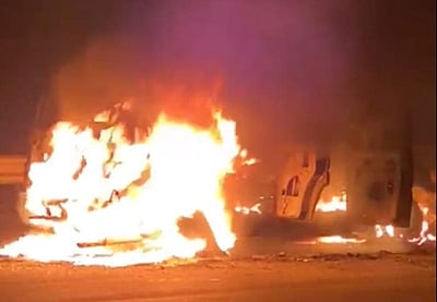 பொன்னேரி அருகே திடீரென தீப்பற்றி எரிந்த கார்: அதிர்ஷ்டவசமாக 5 பேர் உயிர்தப்பினர்!