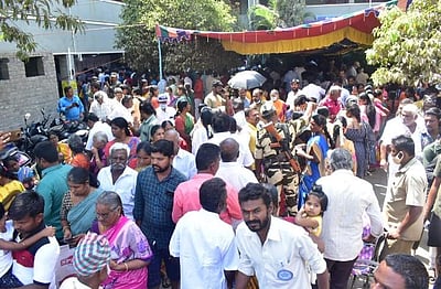 5 வாக்குப்பதிவு இயந்திரங்களால் வாக்காளர்கள் குழப்பம்: வாக்குச்சாவடிகளில் குறையாத கூட்டம்