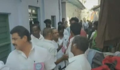 ஈரோடு கிழக்கில் திமுக - அதிமுகவினா் இடையே தள்ளுமுள்ளு