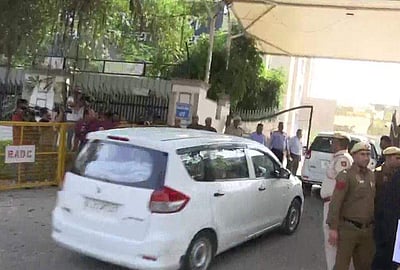 தில்லி சிபிஐ நீதிமன்றத்தில் மணீஷ் சிசோடியா ஆஜர்!