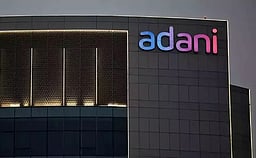 அதானி குழுமப் பங்குகள் 14% வரை கடும் சரிவு : ஒரே நாளில் ரூ.1.4 லட்சம் கோடி வீழ்ச்சி 