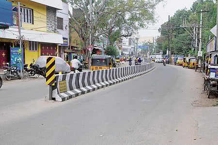 ஒருவழிப்பாதையில் சாலை மையத் தடுப்பு அகற்ற பொதுமக்கள் கோரிக்கை