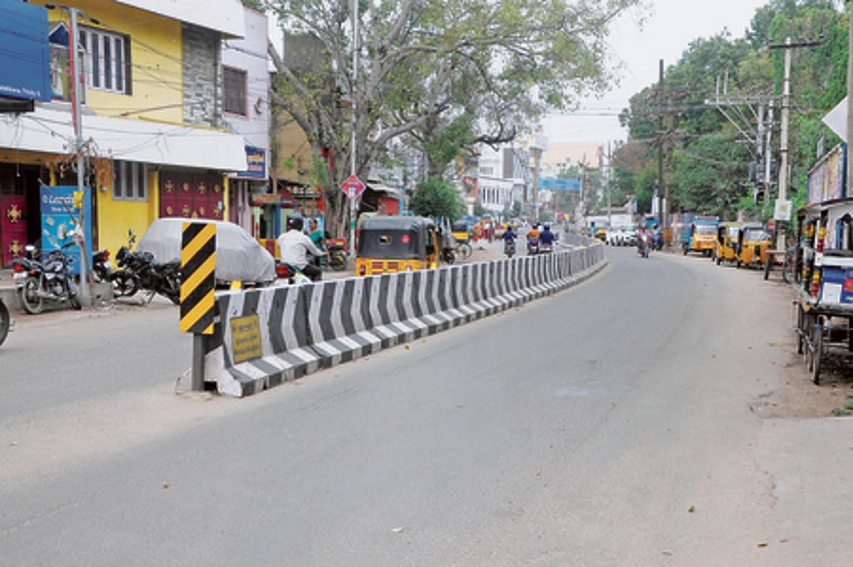 ஒருவழிப்பாதையில் சாலை மையத் தடுப்பு அகற்ற பொதுமக்கள் கோரிக்கை