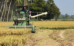 சிங்கம்புணரி பகுதிகளில்
நெல் அறுவடை பணி தீவிரம்