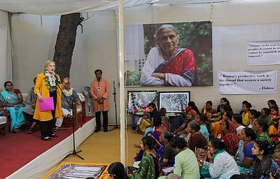 பெண் தொழிலாளர்களுக்கு பருவநிலை மாற்றம் தந்துள்ள கூடுதல் சவால் என்ன தெரியுமா?  : ஹிலாரி கிளிண்டன்