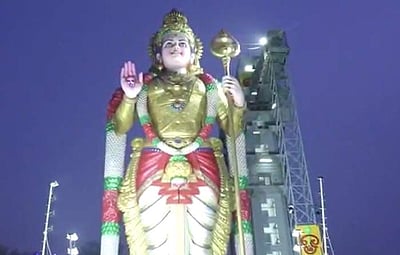 உலகிலேயே மிக உயரமான முருகன் கோயிலில் 1000க்கும் மேற்பட்ட பக்தர்கள் சுவாமி தரிசனம்!