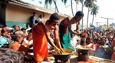 கொதிக்கும் எண்ணெய்யில் கையால் வடை எடுத்து நோ்த்திக்கடன்!