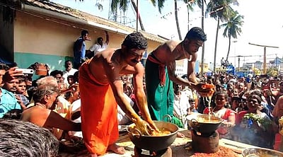 கொதிக்கும் எண்ணெய்யில் கையால் வடை எடுத்து நோ்த்திக்கடன்!