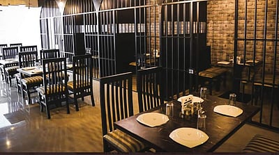 சிறையில் சாப்பிட ஆசையா? உணவகமே வந்துவிட்டது