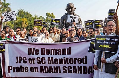 அதானி குழும விவகாரம்: நாடாளுமன்ற வளாகத்தில் எதிர்க்கட்சிகள் போராட்டம்