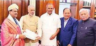 சிறந்த சட்டப்பேரவை தோ்வு வரையறை அறிக்கை மக்களவைத் தலைவா் ஓம் பிா்லாவிடம் அளிப்பு