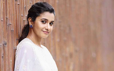 நியூ லுக்கில் கியூட் பிரியா பவானி சங்கர்