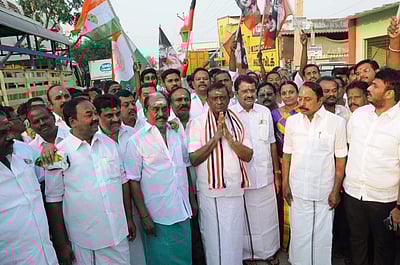 ஈரோடு மணல்மேடு பகுதியில் பிரசாரத்தை தொடக்கிய அதிமுக வேட்பாளர்