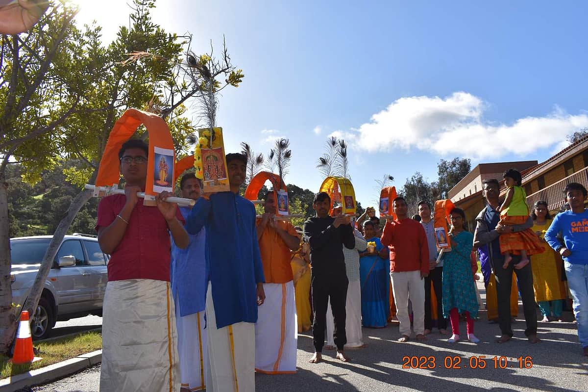 போர், தொற்றுநோய்களை வெல்ல காவடி யாத்திரை!