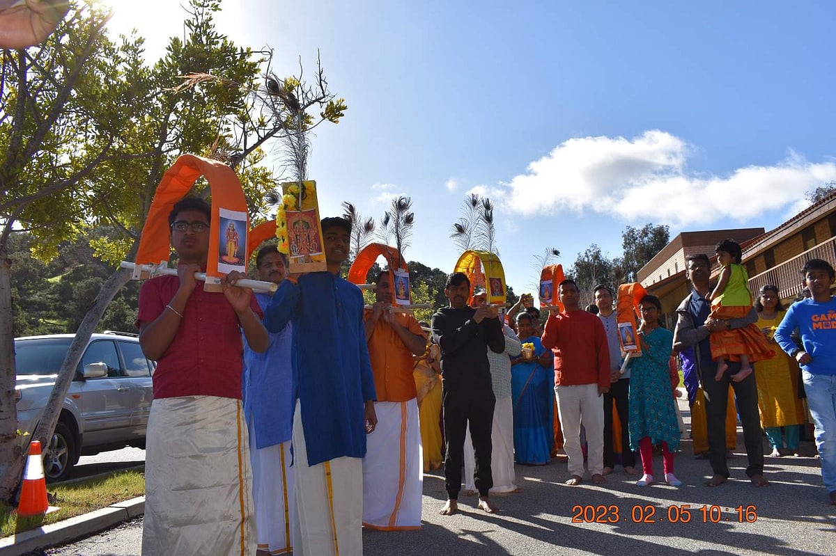 போர், தொற்றுநோய்களை வெல்ல காவடி யாத்திரை!