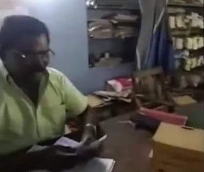 மின் வாரிய அலுவலகத்தில் லஞ்சம் வாங்கும் அதிகாரி: விடியோ வைரல்!