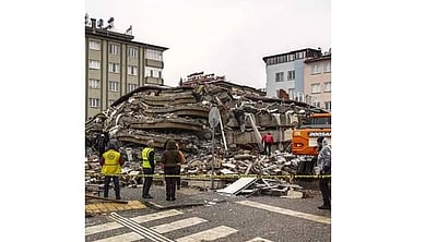 துருக்கியில் கட்டடங்கள் தரைமட்டமானது ஏன்?