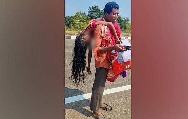 மனைவியின் சடலத்தை தோளில் சுமந்து சென்றவர்: உதவிய காவல்துறை