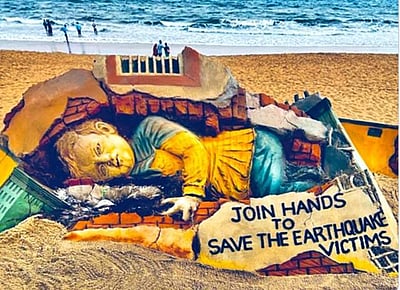 கைகோர்ப்போம் மக்களே.. அழைக்கிறது மணல் சிற்பம்!