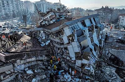 நடுங்க வைக்கும் நிலநடுக்கம்! | துருக்கி - சிரியாவில் ஏற்பட்ட சக்திவாய்ந்த நிலநடுக்கம் குறித்த தலையங்கம்