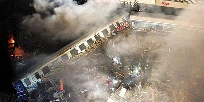 கிரீஸ் நாட்டில் ஒரே தண்டவாளத்தில் எதிரெதிரே வந்த ரயில்கள் மோதல்: 32 பேர் பலி