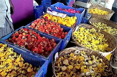 தொடா் முகூா்த்த நாள்கள்: மல்லி விலை ரூ. 800