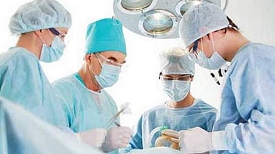 நேபாளத்தில் இளைஞரின் வயிற்றில் வோட்கா பாட்டில்: அதிர்ந்த மருத்துவர்கள்