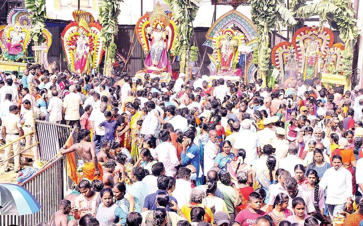 கடற்கரையில் உத்ஸவர்கள் சங்கமம்