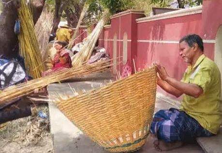 முடங்கி வரும் ஈத்தல் கூடை முடையும் தொழில்!