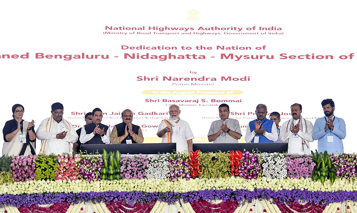 பல்வேறு மக்கள் நலத்திட்டங்களை பிரதமர் மோடி மண்டியாவில் அடிக்கல் நாட்டி தொடங்கி வைத்தார். இதில் மத்திய அமைச்சர் நிதின் கட்கரி, கர்நாடக முதல்வர் பசவராஜ் மற்றும் பலர் கலந்து கொண்டனர்.