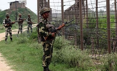 ஜம்மு-காஷ்மீா் எல்லையில் வெடிகுண்டு, போதைப் பொருள்கள் பறிமுதல்